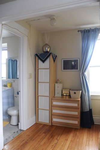 Bố trí căn hộ 30m2 tiện nghi, đẹp mắt cho cặp vợ chồng trẻ  28-10-2011 07:03:00  Anna Anna - Theo PLXH      Trang trí A - Z cho một căn phòng chỉ... 20m2     Chọn nội thất và trang trí phòng ngủ... 17m2 cho vợ chồng trẻ     Bày trí nhà đẹp và tiện nghi cho 4 người chỉ với... 45 m2  Với diện tích nhà tầm 30m2, làm thế nào để vẫn có đầy đủ các khu vực chức năng và sống thoải mái trong đó.  Hiện nay, với số tiền không lớn, nhiều cặp vợ chồng trẻ tìm mua những căn hộ chung cư với diện tích tầm 20-40m2. Vấn đề ở đây là nên thiết kế và bố trí nội thất ra sao để hai vợ chồng có thể sống thoải mái và tiện nghi dù với diện tích không quá lớn đó.  Sau đây chúng tôi xin gợi ý cách phân chia không gian và bố trí nội thất cho căn hộ 30m2.     Sơ đồ căn phòng  Căn phòng sẽ gồm có phòng khách, phòng ngủ, phòng bếp kiêm phòng ăn, phòng tắm kiêm vệ sinh và góc làm việc.  1. Phòng khách: Tối giản nhưng vẫn rất đẹp mắt và thoải mái.  Đầu tiên, bạn hãy dùng một tấm thảm để định vị khu vực phòng khách và cũng là để phân chia không gian này với các khu vực khác. Trên tấm thảm đó, bạn hãy đặt một ghế sofa và tận dụng một chiếc tủ nhỏ để vừa làm bàn tiếp khách vừa đựng đồ đạc. Bổ sung thêm vài chiếc gối tựa cho sofa thêm đẹp mắt. Ngoài ra, phía trên sofa, bạn hãy treo tranh ảnh để khu vực này thêm sinh động. Bên cạnh sofa, bạn có thể đặt thêm chiếc ghế và chiếc bàn nhỏ để tạo thành khu vực đọc sách báo ngay cạnh cửa sổ nhằm tận dụng ánh sáng tự nhiên từ bên ngoài.        2. Phòng bếp kiêm phòng ăn: Phía bên tay trái sofa  Khu vực bếp nấu và bồn rửa được lắp đặt chìm trong tường. Không gian phía trên khu vực này được tận dụng để lắp tủ bếp. Bàn ăn cũng nhỏ gọn và đơn giản, bạn hãy bày thêm lọ hoa cho sinh động. Bên dưới gầm bàn có thể tận dụng để lưu trữ dụng cụ nấu nướng. Ghế ăn khi không dùng, bạn hãy xếp  chúng gọn sát vào tường để giải phóng không gian. Ngoài ra, bạn có thể treo thêm bức tranh trên mảng tường của khu vực này cho thêm phần đẹp mắt.    3. Phòng ngủ: Đối diện với khu vực tiếp khách và được phân cách bằng tủ sách Đối diện với khu vực tiếp khách sẽ là khu vực nghỉ ngơi được phân cách bởi tủ sách. Khu vực nghỉ ngơi được tối giản đến mức tối đa, chỉ gồm một chiếc giường ngủ cho hai vợ chồng. Nhớ lắp thêm rèm để tạo sự kín đáo. Mảng tường phía trên giường ngủ bạn có thể treo tranh ảnh hoặc bộ sưu tập nhỏ xinh nào đó cho đẹp mắt.      4. Phòng tắm kiêm vệ sinh: Ngay sát cạnh phòng khách và phòng ngủ  Trước cửa phòng tắm kiêm phòng vệ sinh, bạn có thể đặt mấy tủ đựng đồ. Đó có thể là đồ dùng cho nhà tắm hoặc đồ dùng nói chung trong nhà.  5. Góc làm việc: Ngoài ra, nếu một trong hai vợ chồng bạn mang thỉnh thoảng mang việc về nhà thì có thể tận dụng không gian đối diện với chân giường ngủ, cạnh khu vực bếp hoặc tận dụng góc đọc sách cạnh sofa để làm việc. 