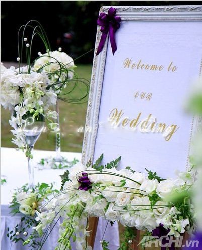 Tiệc cưới đẹp thơ mộng với màu tím và trắng 