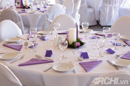 Tiệc cưới đẹp thơ mộng với màu tím và trắng