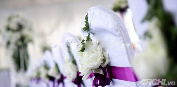 Tiệc cưới đẹp thơ mộng với màu tím và trắng