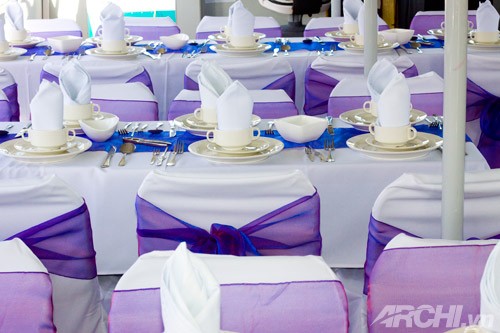 Tiệc cưới đẹp thơ mộng với màu tím và trắng