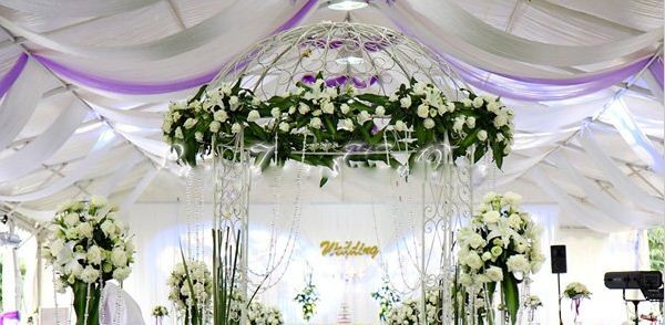 Tiệc cưới đẹp thơ mộng với màu tím và trắng 