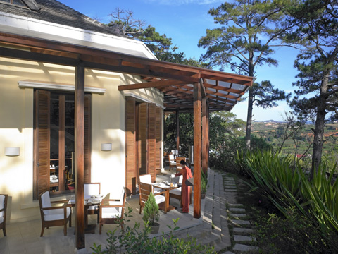 Nhà hàng Le Petit Dalat mang phong cách châu Âu.
